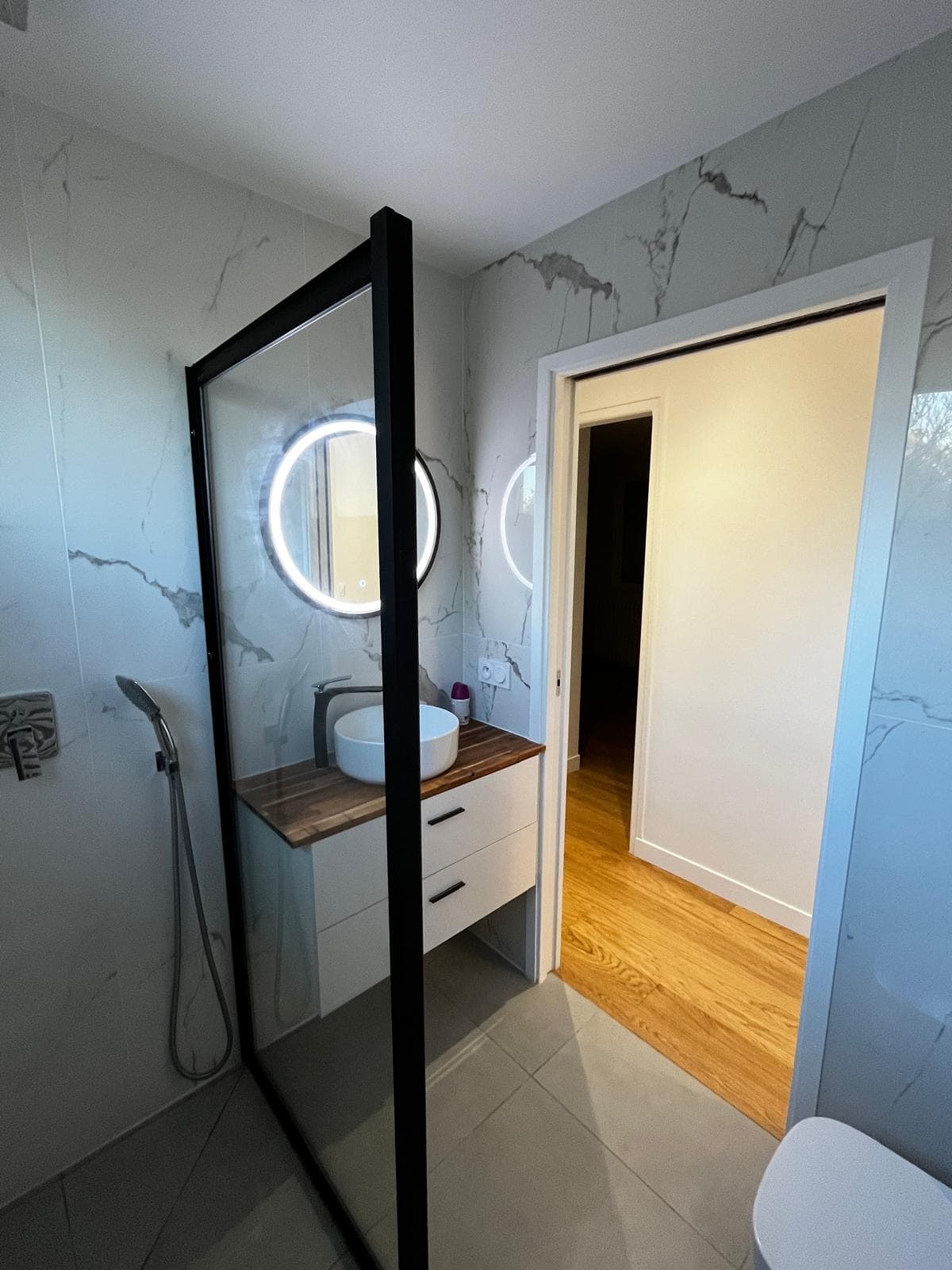 Salle de bain moderne avec douche italienne - Granville