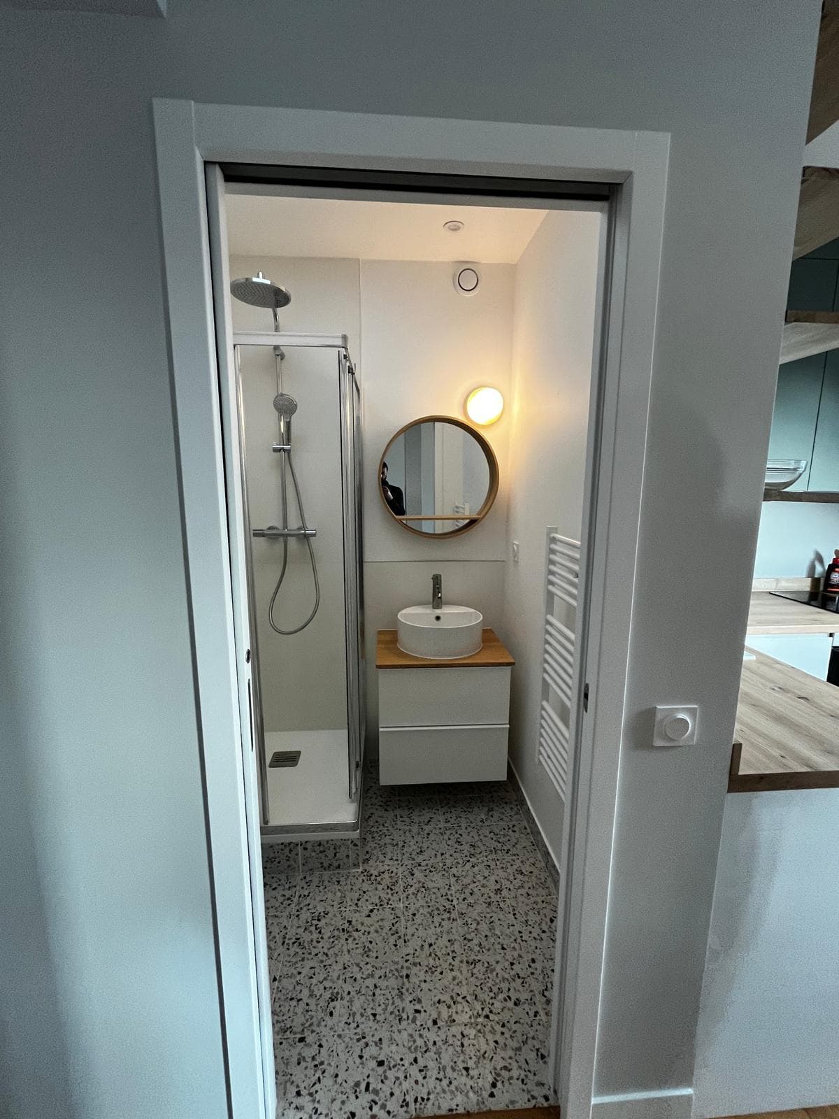 Salle de bain tout confort dans espace optimisé