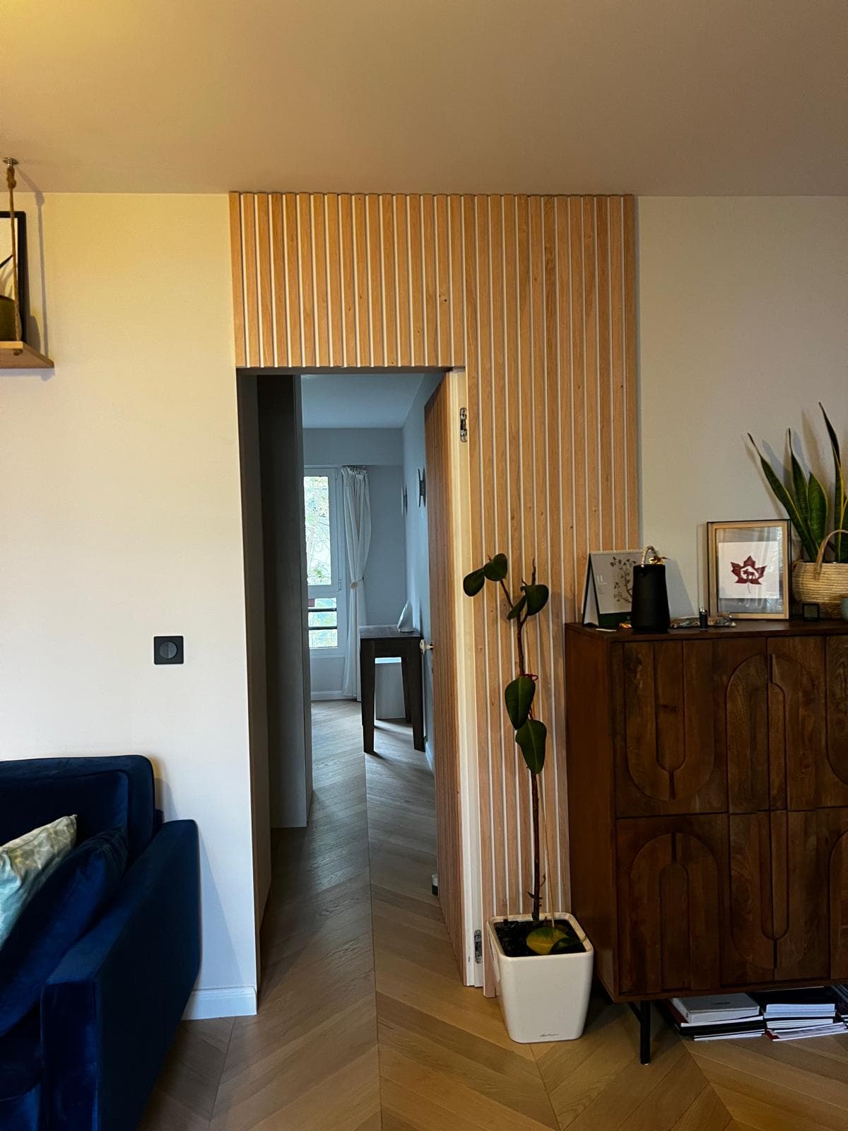 Coin nuit avec porte invisible et tasseaux bois