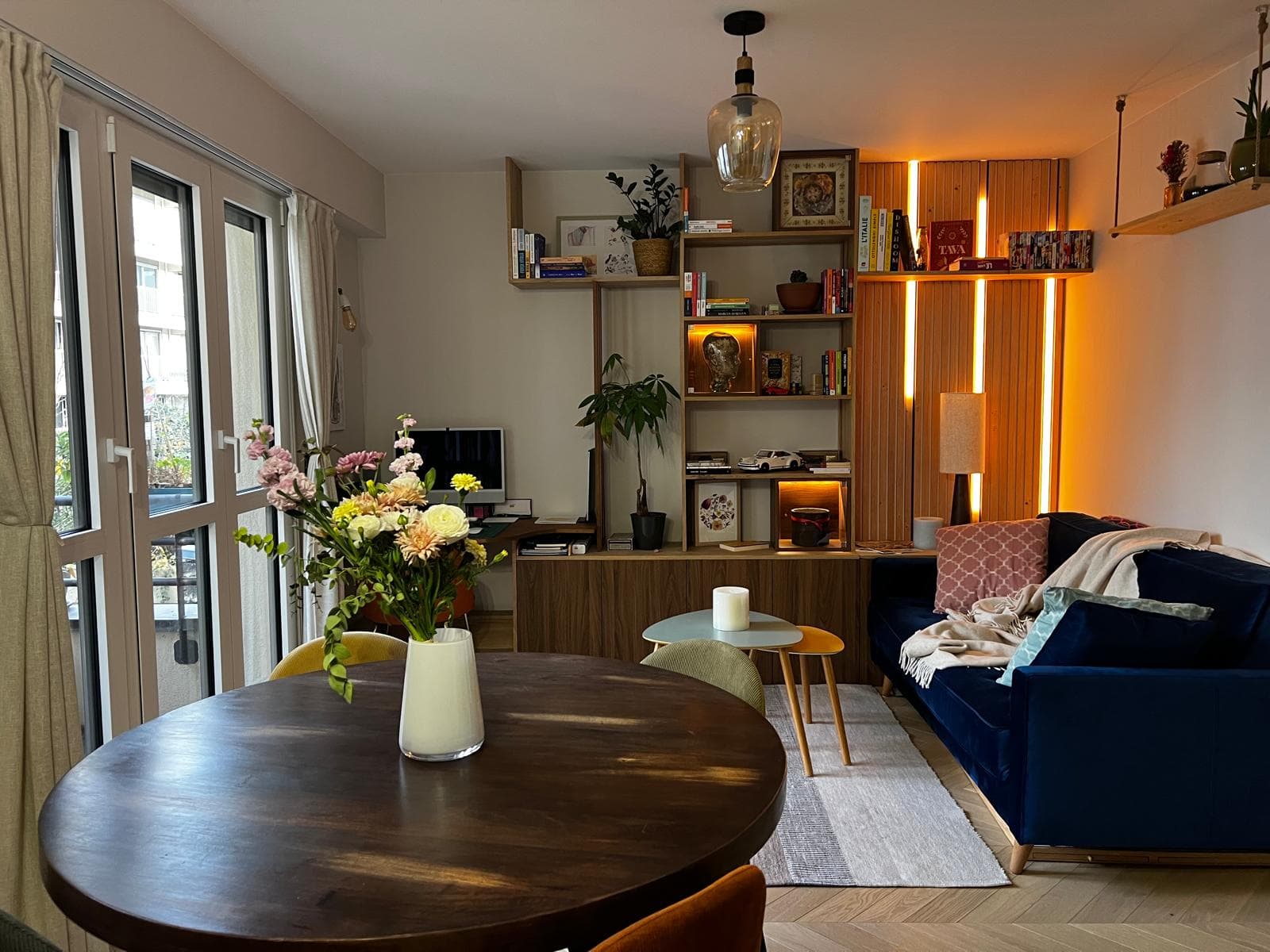 Pièce de vie avec espace bureau après rénovation complète