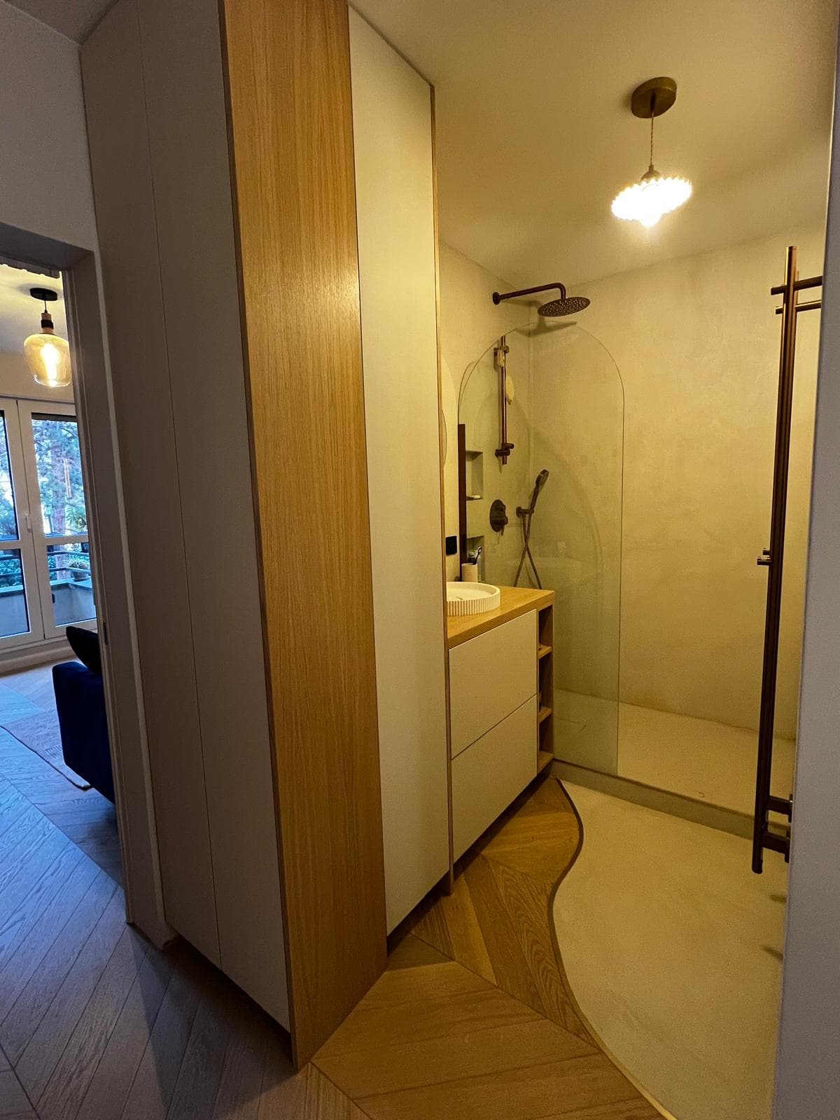 Salle de bain avec sol mixte parquet et béton ciré