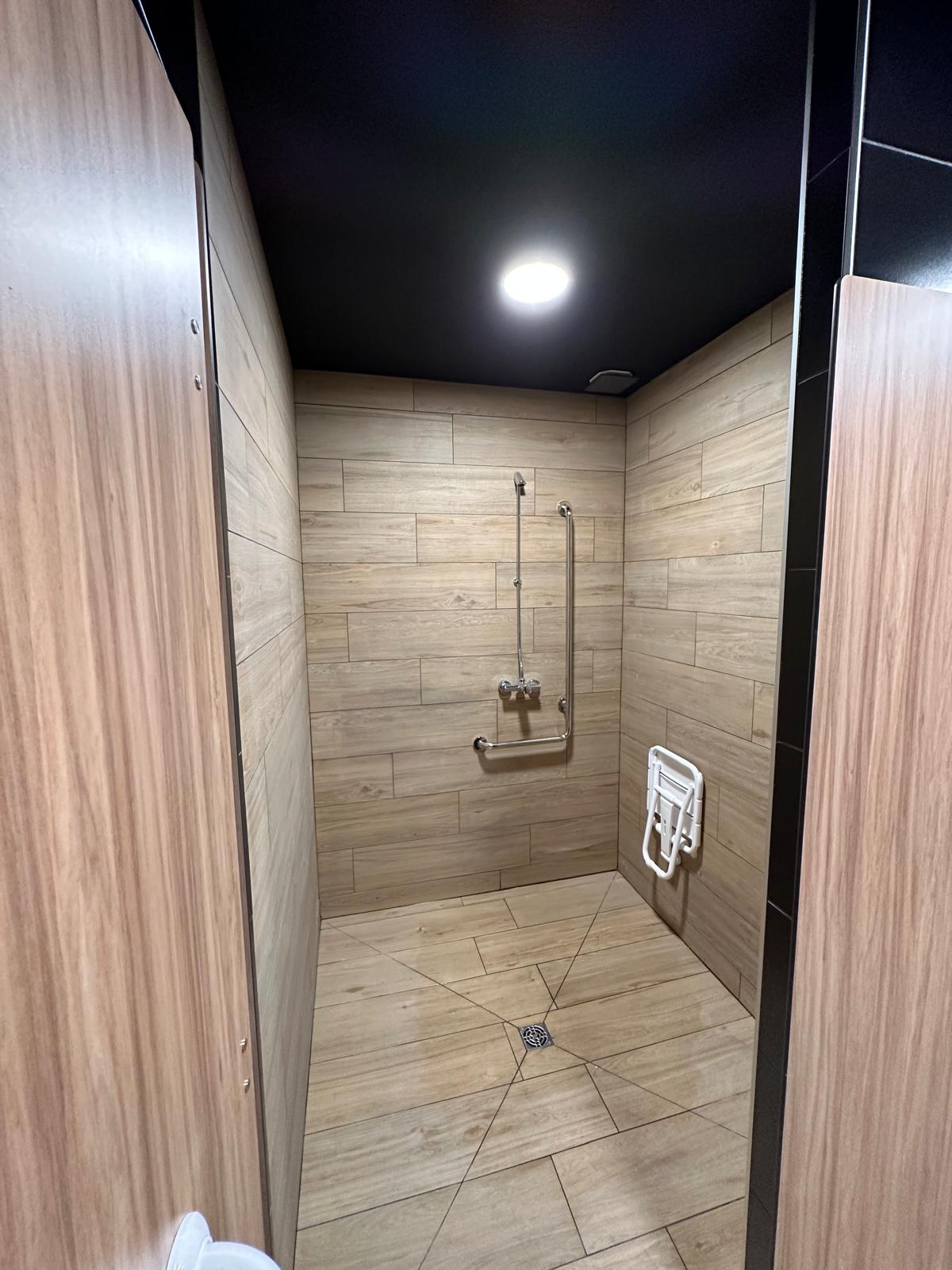 Douche PMR mise aux normes ERP - Accessibilité local commercial