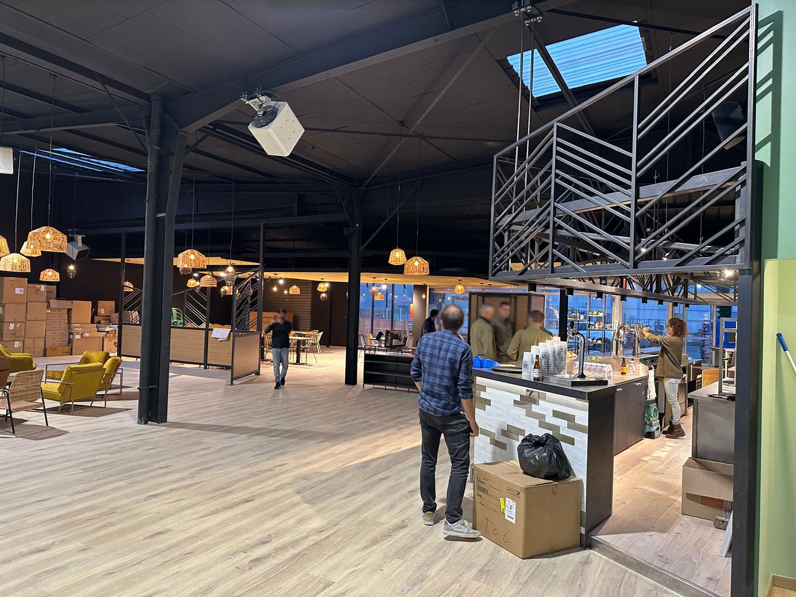 Rénovation local commercial Grenoble - Espace principal salle de sport Five