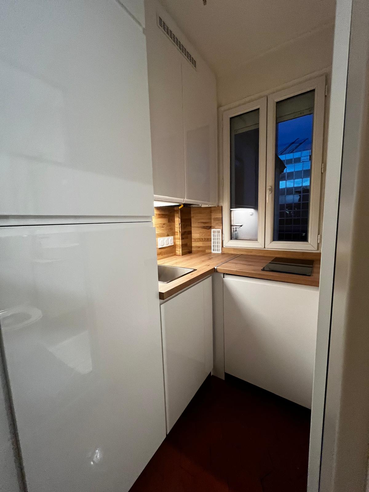 Aménagement cuisine studio - Vue principale avec plan de travail bois