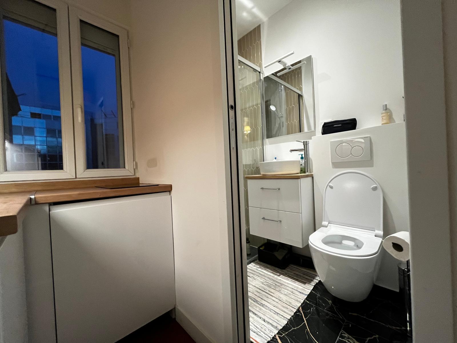 Aménagement salle de bain studio - Espace sanitaire moderne