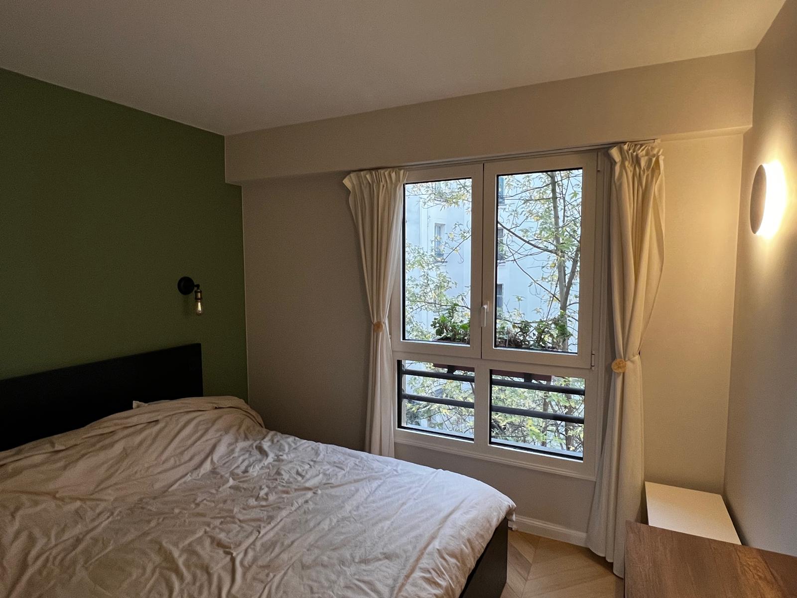 Rénovation appartement Paris 11 - Chambre avec mur végétal