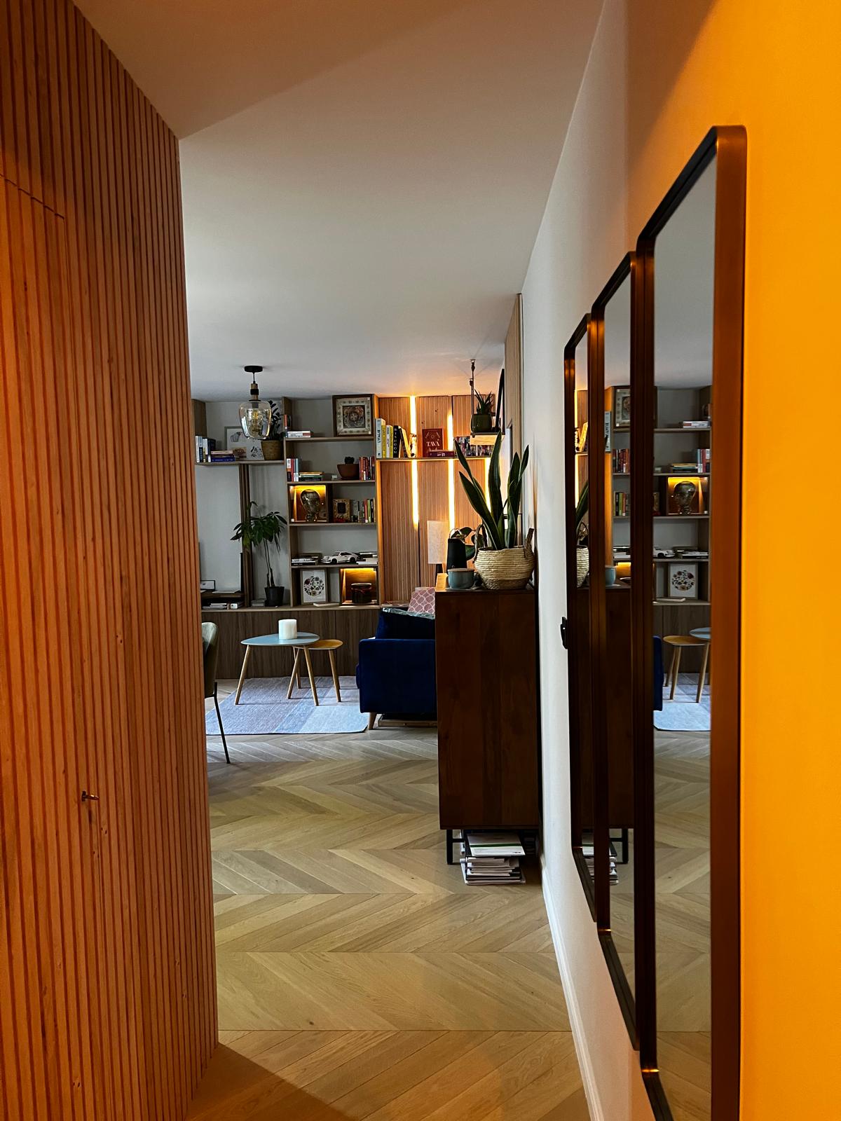Rénovation appartement Paris 11 - Vue du séjour avec bibliothèque sur mesure