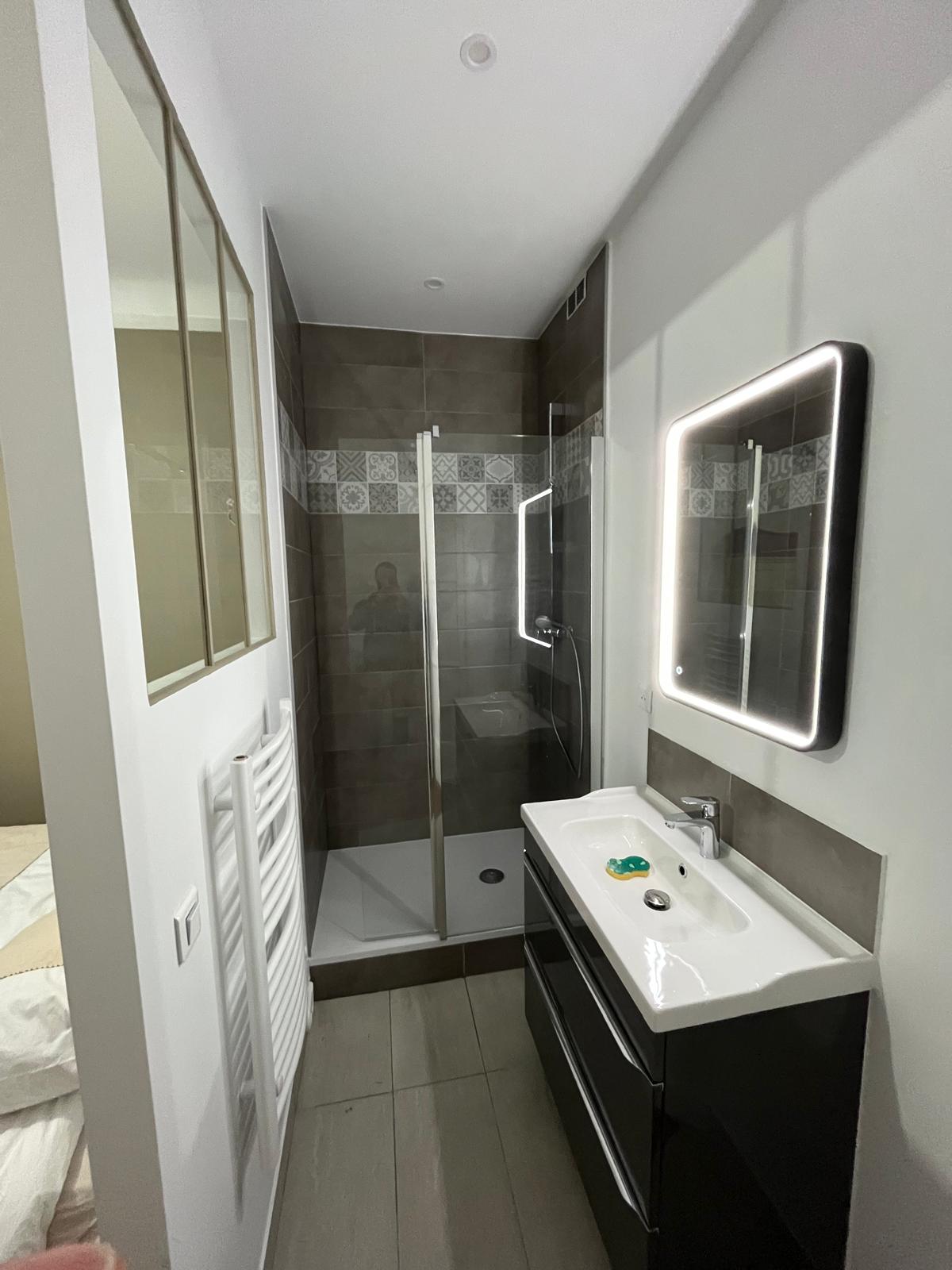 Création salle d'eau dans un petit espace - Douche et lavabo