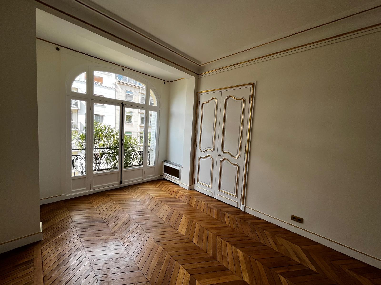 Intérieur style haussmannien - Salon lumineux avec parquet point de Hongrie