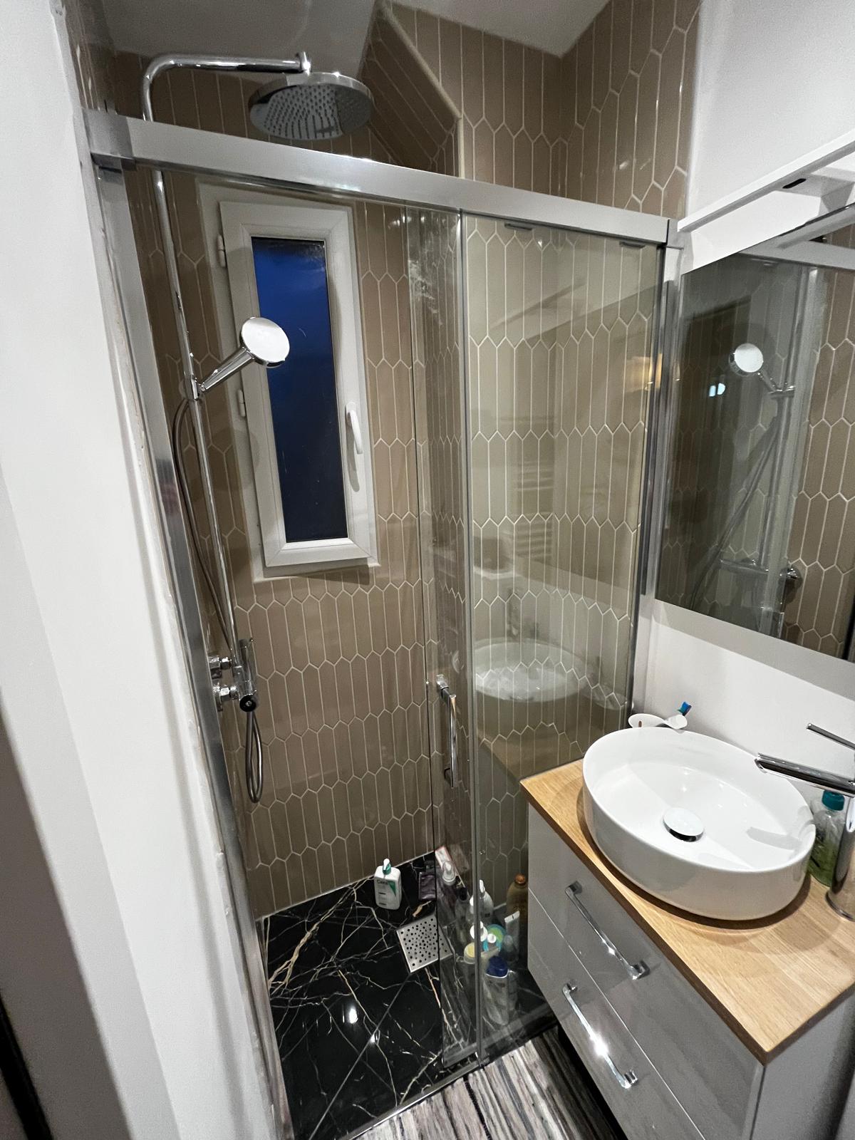 Salle de bain studio moderne - Douche italienne