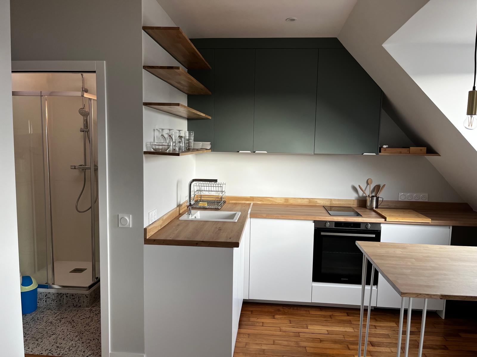 Aménagement studio sous pente - Cuisine équipée