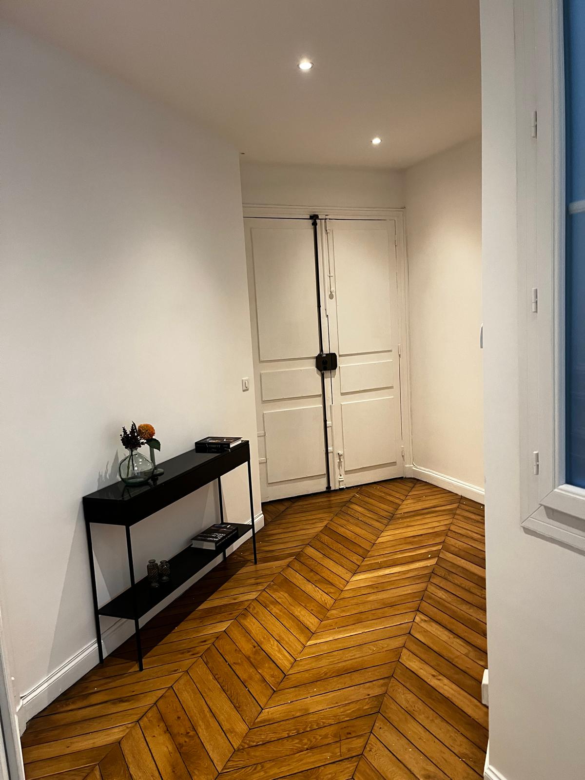 Rénovation intérieure appartement - Entrée avec parquet massif
