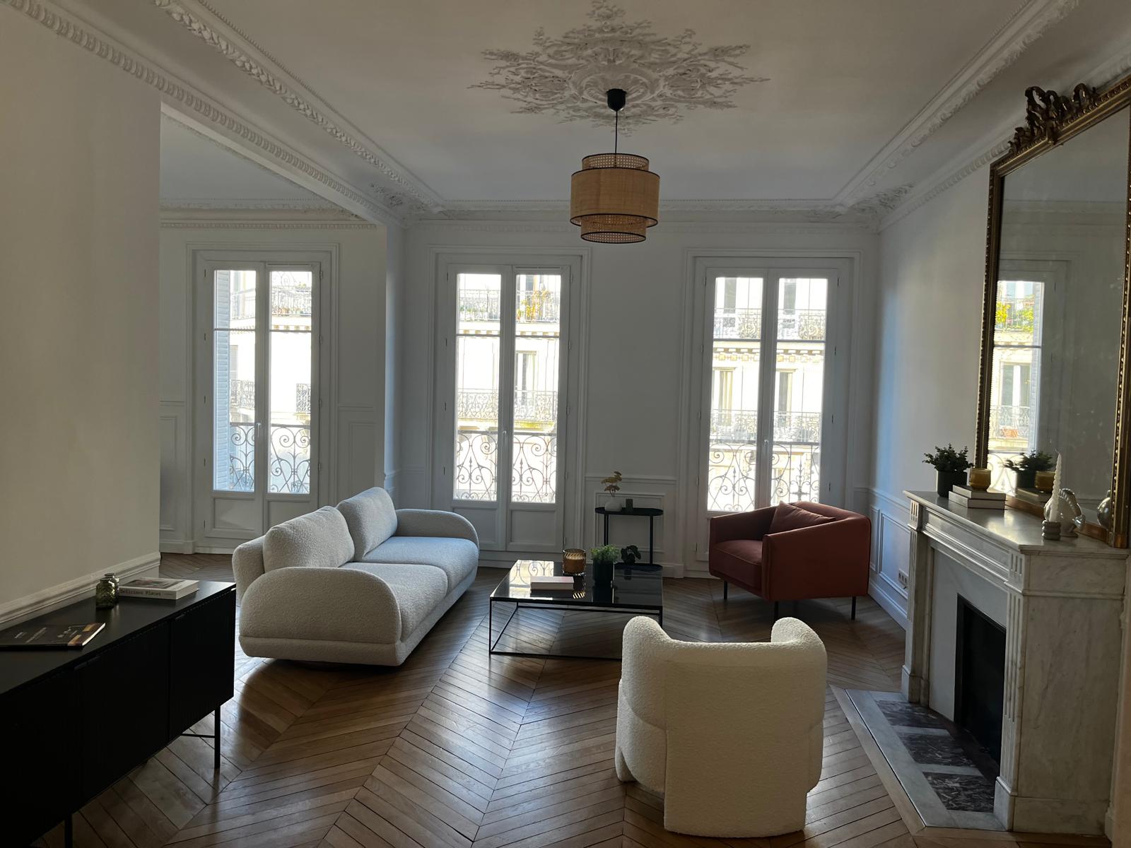 Rénovation appartement Paris - Salon haussmannien avec parquet chevron