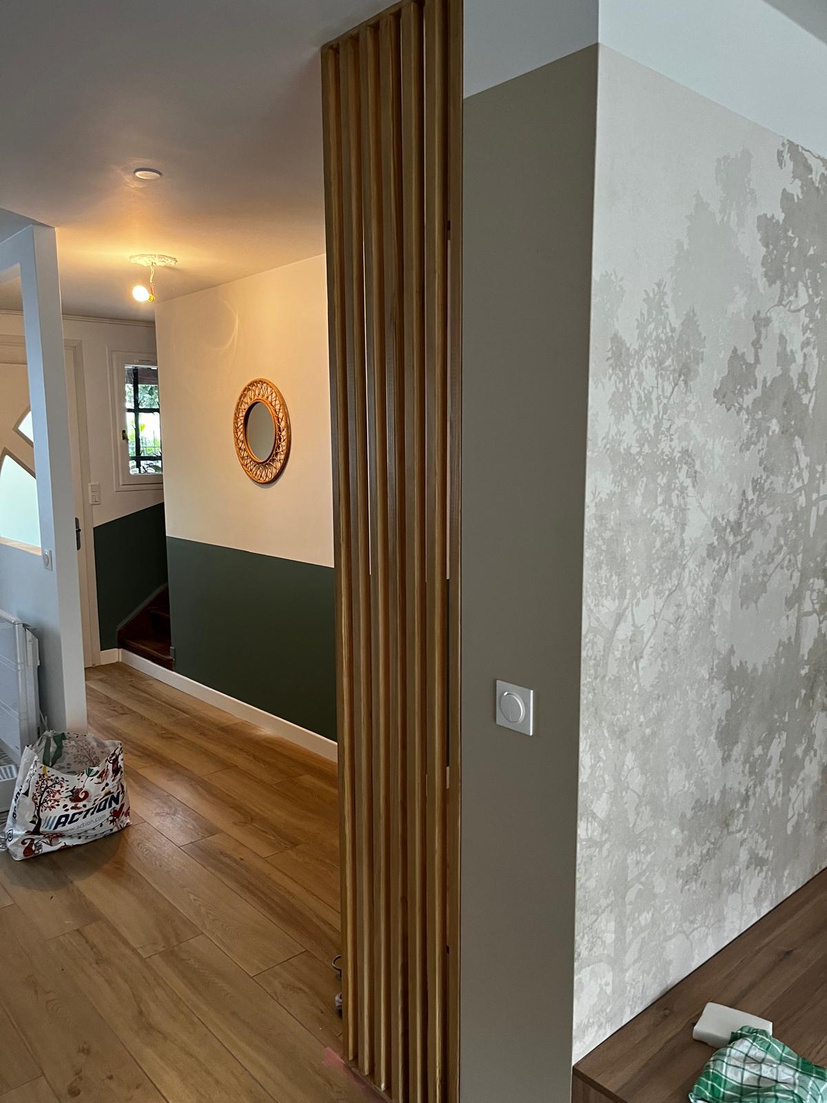 Aménagement espace de vie - Claustra bois sur mesure et peinture