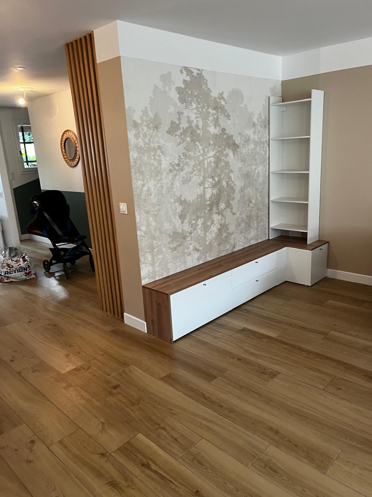 Rénovation intérieure maison - Meuble salon sur mesure et papier peint